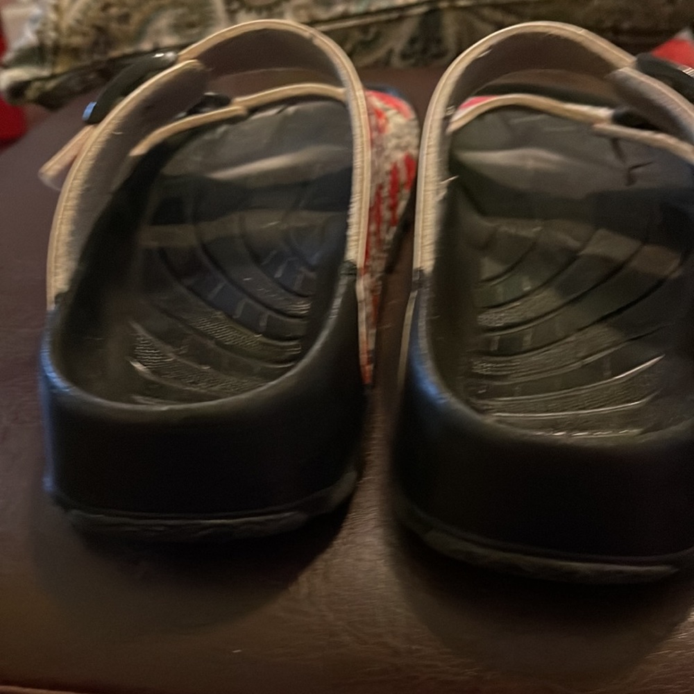 Birkis size 7 beautiful flower print slide on rubber sole.  Pre owned great - Picture 4 of 9